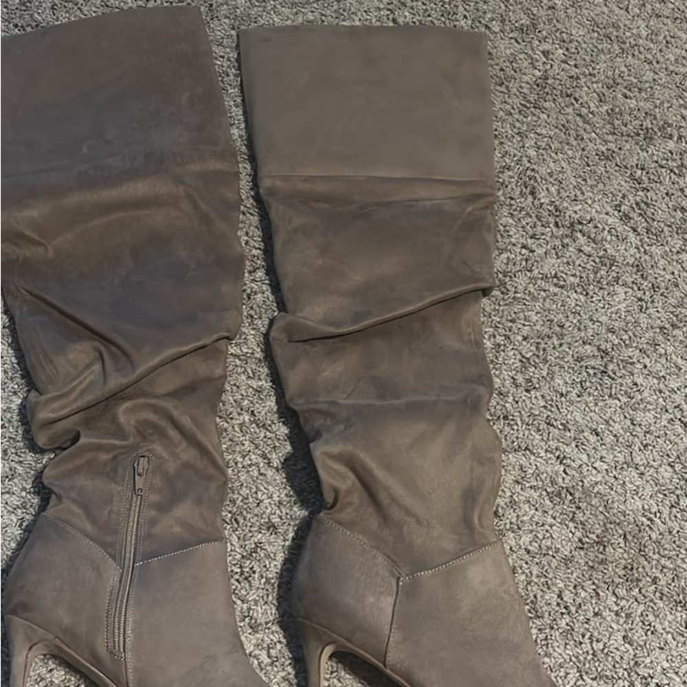 Elegant Women's Knee-High Boots